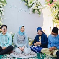 Ketika acara pengajian pra nikah, keduanya kompak mengenakan busana serba biru muda. Hemas memilih gaya hijab yang simpel untuk acara pengajiannya. Hemas memadukan hijab segi empat dengan beads veil. Foto: Instagram/hemasnura