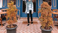 Mendatangi sebuah kedai kopi yang didominasi warna biru, Nura punya cara sendiri untuk tampil senada saat berfoto. Menggunakan pakaian yang juga didominasi warna biru muda, Nura tampak keren dengan tambahan kacamata hitam yang dikenakan. Foto: Instagram/hemasnura