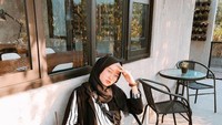 Bersantai sambil menikmati terpaan matahari juga menjadi kegiatan yang digemari Nura. Kenakan pakaian dengan perpaduan hitam dan putih, Nura tampak begitu segar dan bercahaya. Foto: Instagram/hemasnura