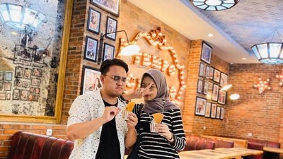 10 Potret Cantik Hemas Nura, Istri Danang DA yang Hobi Minum Kopi