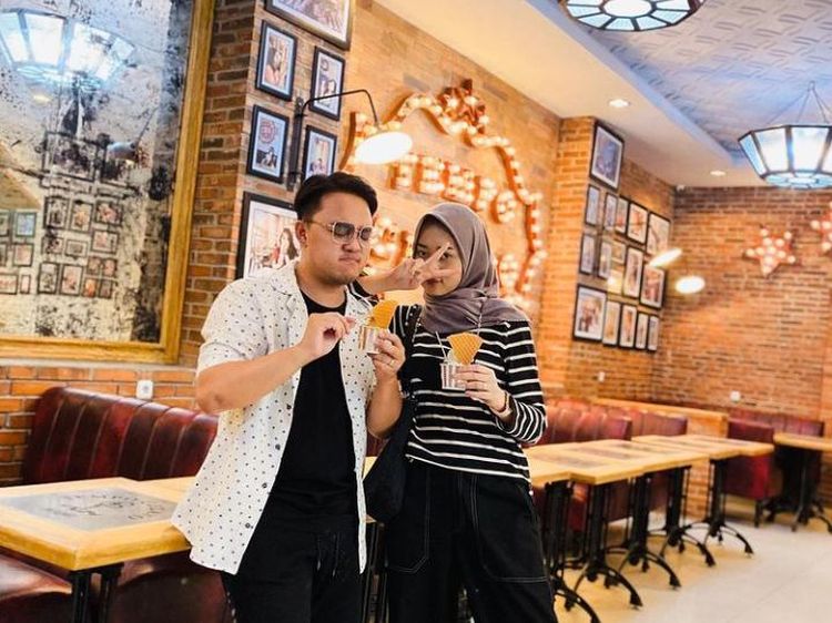 10 Potret Cantik Hemas Nura, Istri Danang DA yang Hobi Minum Kopi