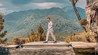 Sedang hits di kalangan anak muda, Edensor Hills Cafe menjadi destinasi yang cocok jika ingin menikmati suasana alam yang sejuk. Pemandangan hamparan gunung yang hijau di depan mata membuat suasana begitu segar, apalagi sambil menikmati secangkir minuman yang nikmat. Foto: Instagram/edensorhills