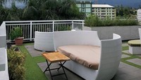 Bukan hanya pemandangan gunung saja, di Nicoles Kitchen & Lounge kamu bahkan bisa merasakan sensasi makan dan minum kopi di tengah kabut. Posisinya yang cukup tinggi membuat suasana sejuk di kafe ini begitu nikmat untuk bersantai. Foto: Instagram/nicoleskitchenlounge