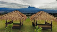 Punya pilihan area makan yang beragam, membuat kafe Mendaki Kopi banyak penggemarnya. Pengunjung yang datang bisa memilih area duduk di bean bag maupun di saung yang pemandangannya langsung menghadap ke gunung Salak. Foto: Instagram/mendakikopi