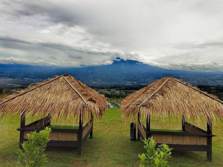 Adem dan Sejuk! 10 Kafe di Bogor Ini Punya Pemandangan Gunung Indah