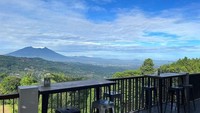 Hamparan gunung yang tinggi menjulang terlihat bagai lukisan dari area makan Richi Garden. Pengunjung yang datang ke kafe ini berbondong-bondong untuk duduk di area makan bagian luar agar bisa menikmati pemandangan dan udara yang sejuk di sini. Foto: Instagram/richiegardenresto