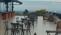 Punya area makan yang luas, kafe yang satu ini menjadi destinasi liburan keluarga yang pas. Membawa serta anak-anak, waktu bersantai bersama keluarga yang dilengkapi dengan udara sejuk serta pemandangan gunung yang keren menjadi begitu sempurna. Foto: Instagram/pancargarden