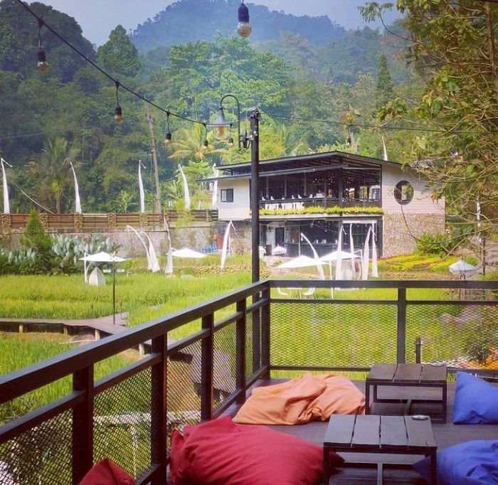Adem dan Sejuk! 10 Kafe di Bogor Ini Punya Pemandangan Gunung Indah