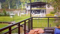 Berlokasi di kaki gunung Menir, membuat Kopi Tubing punya pemandangan yang ciamik. Ada sungai, pepohonan hijau hingga gunung semuanya bisa terlihat dari area makan di Kopi Tubing ini. Foto: Instagram/kopitubing