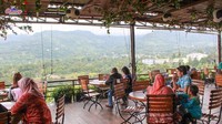 Menjadi destinasi para wisatawan, Cimory Mountain View tak pernah sepi pengunjung. Menikmati pemandangan pegunungan yang indah, belum lengkap rasanya jika ke Puncak Bogor tanpa mampir ke sini. Foto: Instagram/cimoryriverside