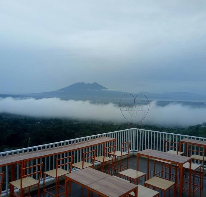Adem dan Sejuk! 10 Kafe di Bogor Ini Punya Pemandangan Gunung Indah