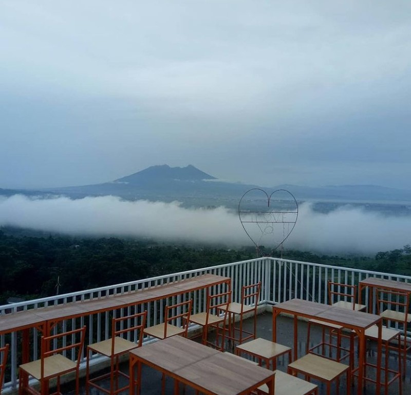 Adem dan Sejuk! 10 Kafe di Bogor Ini Punya Pemandangan Gunung Indah