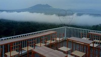 Kafe De Kendor Hambalang punya pemandangan alam yang menarik perhatian pelanggannya. Area makan yang terbuka membuat para pelanggan dengan bebas melihat pemandangan gunung yang keren. Foto: Instagram/dekendor.hambalang