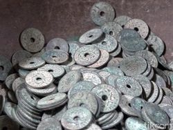 Geger Warga di Polman Sulbar Temukan Koin Kuno Dalam Guci Tertimbun Tanah