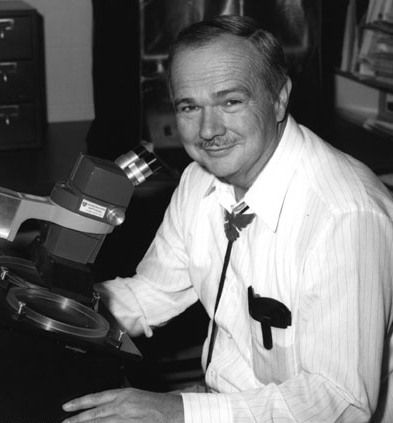 Gene Shoemaker, astrogeolog perintis ilmu astrogeologi di dunia.