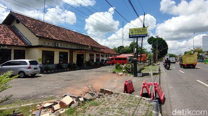 Gerbang dan pagar Mapolsek Sentolo, Kulon Progo ditabrak truk, Senin (13/12/2021).