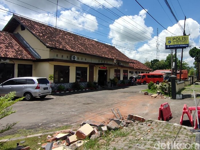 Gerbang dan pagar Mapolsek Sentolo, Kulon Progo ditabrak truk, Senin (13/12/2021).