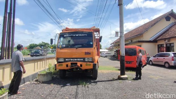 Gerbang dan pagar Mapolsek Sentolo, Kulon Progo ditabrak truk, Senin (13/12/2021).