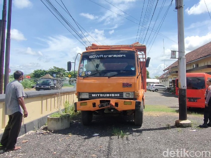 Gerbang dan pagar Mapolsek Sentolo, Kulon Progo ditabrak truk, Senin (13/12/2021).