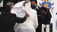 Angin meniup jubah putih Paus Fransiskus saat hendak naik pesawat di Bandara Athena, Yunani (6/12/2021). Paus Fransiskus merupakan paus ke-266 dalam sejarah gereja Katholik. (AP Photo/Yorgos Karahalis)
