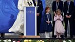 Ketika Jubah Paus Fransiskus Tertiup Angin