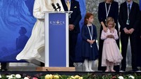Angin kencang membuat jubah paus tertiup dan menutupi wajahnya di sebuah pertemuan suci di Irlandia, (26/8/2018). Paus Fransiskus dilahirkan di Buenos Aires, Argentina pada 17 Desember 1936. (Photo: Charles McQuillan/Getty Images)