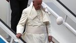 Ketika Jubah Paus Fransiskus Tertiup Angin