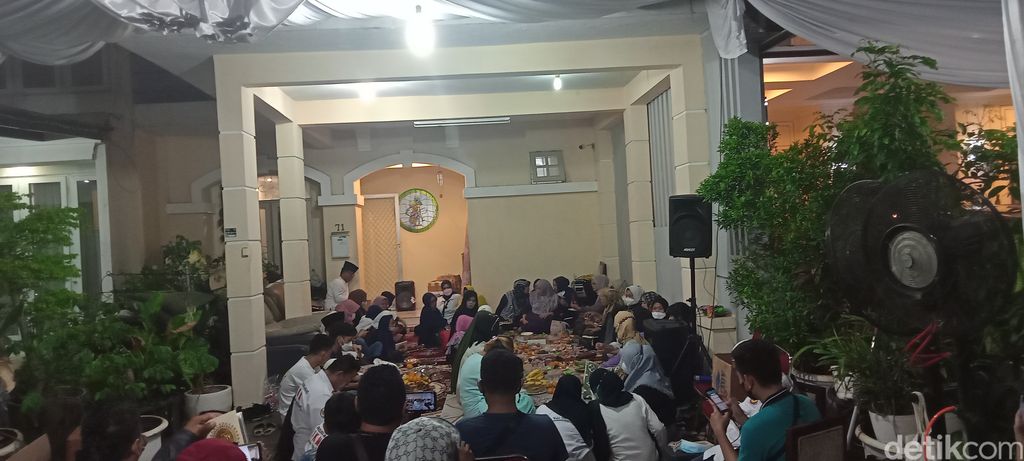 Acara pengajian 40 harian Vanessa Angel dan Bibi Ardiansyah yang digelar di kediaman keduanya.