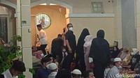 Sementara itu keluarga alm Bibi Ardiansyah juga menggelar acara tahlilan di kediaman Vanessa dan Bibi. Ahsan Nurrijal/detikHOT