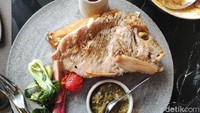 Dilanjutkan dengan menu Sop Buntut khas 1945, yang disajikan tanpa tulang dengan kuah bening yang gurih. Ada juga Ikan Kakap Merah Sisik, yang digoreng krispy dan dilengkapi dengan saus gulai dan kecombrang. Foto: detikFood/Devi S. Lestari