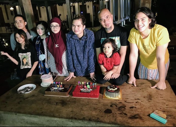 Harmonis! Momen Ahmad Dhani dan Mulan Jameela saat Makan Bareng Keluarga