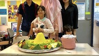 Rayakan ulang tahun di sekolah, Mulan Jameela siapkan nasi tumpeng berisi aneka lauk untuk sang putri. Foto: Instagram @mulanjameela1