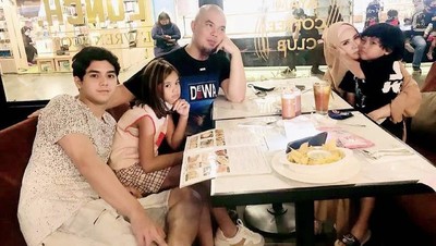 Harmonis! Momen Ahmad Dhani dan Mulan Jameela saat Makan Bareng Keluarga