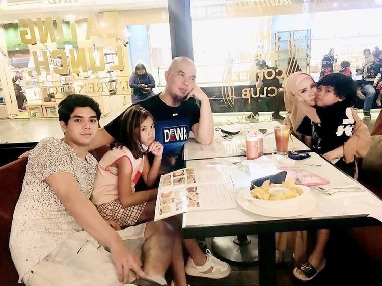 Harmonis! Momen Ahmad Dhani dan Mulan Jameela saat Makan Bareng Keluarga