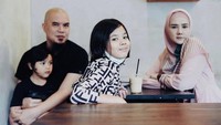Ngopi santai di kafe bersama anak-anaknya, jadi cara Ahmad Dhani dan Mulan Jameela bersantai dari kesibukan mereka nih. Foto: Instagram @mulanjameela1
