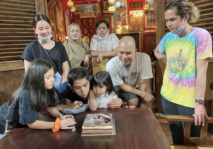 Harmonis! Momen Ahmad Dhani dan Mulan Jameela saat Makan Bareng Keluarga