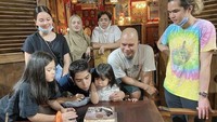 Terakhir ini potret kehangatan antara Ahmad Dhani dan Mulan Jameela bersama anak-anak mereka saat rayakan ulang tahun Al Ghazali.  Foto: Instagram @mulanjameela1