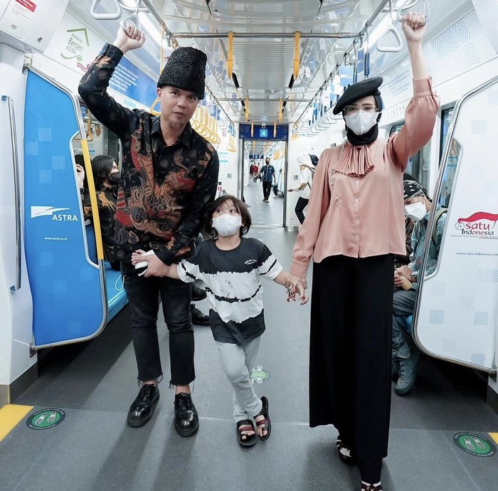 Harmonis! Momen Ahmad Dhani dan Mulan Jameela saat Makan Bareng Keluarga Harmonis! Momen Ahmad Dhani dan Mulan Jameela saat Makan Bareng Keluarga