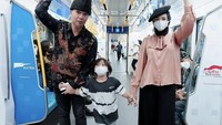 Tengah disorot karena tudingan tidak melakukan karantina setelah kembali dari Turki. Pasangan Ahmad Dhani dan Mulan Jameela kembali menuai pro dan kontra. Foto: Instagram @mulanjameela1