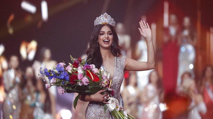 Indias Harnaaz Sandhu waves after being crowned Miss Universe 2021 during the 70th Miss Universe pageant, Monday, Dec. 13, 2021, in Eilat, Israel. (AP Photo/Ariel Schalit)