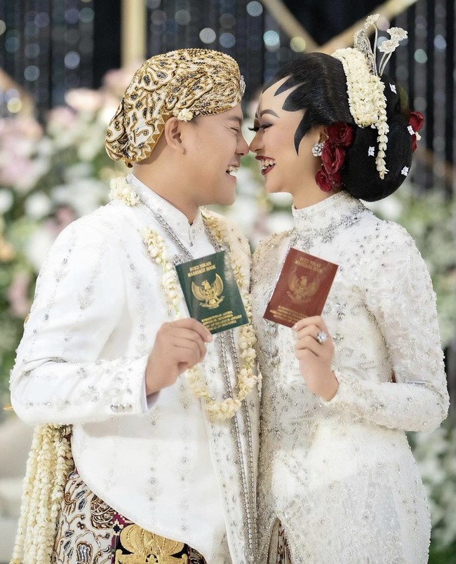 Pedangdut Pradana Dieva atau lebih dikenal dengan Danang DA resmi meminang kekasihnya, dokter catik bernama Hemas Nura pada Minggu (12/12/2021). Keduanya mengadakan resepsi yang mengusung adat Jawa. Foto: Dok.Instagram @hemasnura.