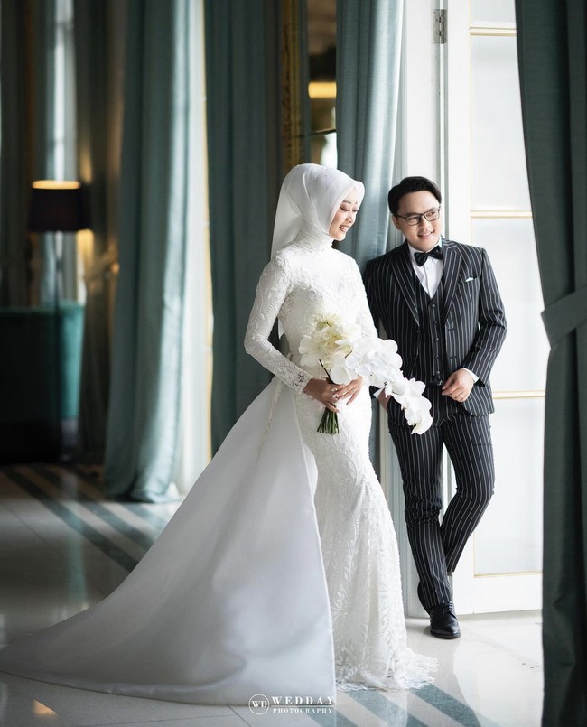Selain nuansa earth tone, Hemas dan Danang juga memilih konsep prewedding internasional. Hemas mengenakan white wedding gown simple dari Delmora Attire dan riasan makeup flawless dari Amry Sophia. Hemas tampil anggun mengenakan hijab putih senada dengan gaun yang ia kenakan.  Foto: Dok.Instagram @hemasnura.