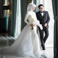 Selain nuansa earth tone, Hemas dan Danang juga memilih konsep prewedding internasional. Hemas mengenakan white wedding gown simple dari Delmora Attire dan riasan makeup flawless dari Amry Sophia. Hemas tampil anggun mengenakan hijab putih senada dengan gaun yang ia kenakan.  Foto: Dok.Instagram @hemasnura.