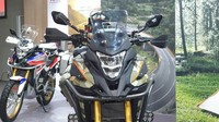 Beberapa aksesori asli bawaan AHM juga disematkan, seperti rear carrier, tank pad, engine cover, fuel lip pad, dan hand guard. Foto: Luthfi Anshori/detikOto