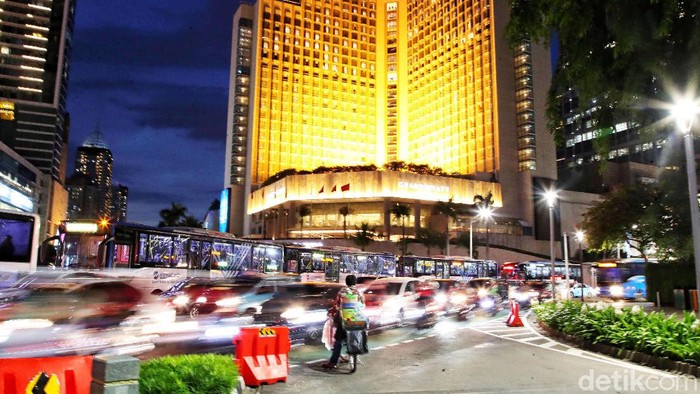 Ketua Pengurus Besar Ikatan Dokter Indonesia (PB IDI) M Adib Khumaidi menilai kondisi di Indonesia saat ini sudah keluar dari krisis COVID-19. Namun tetap jaga Prokes ya.