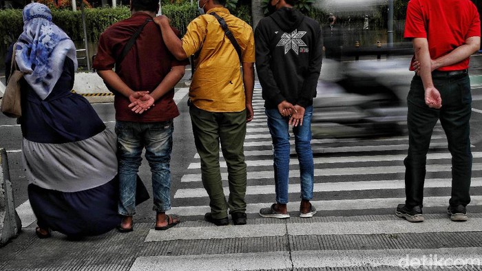 Ketua Pengurus Besar Ikatan Dokter Indonesia (PB IDI) M Adib Khumaidi menilai kondisi di Indonesia saat ini sudah keluar dari krisis COVID-19. Namun tetap jaga Prokes ya.