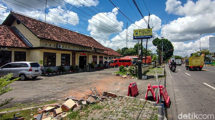 Ini Penyebab Truk Seruduk Gerbang Kantor Polsek Sentolo Kulon Progo Pagar dan gerbang kantor Polsek Sentolo, Kulon Progo, DIY, ditabrak truk. Rem blong diketahui menjadi penyebab insiden tersebut terjadi.