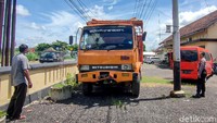 Penampakan truk yang menabrak gerbang kantor Polsek Sentolo, Kulon Progo, Daerah Istimewa Yogyakarta, Senin (13/12/2021).