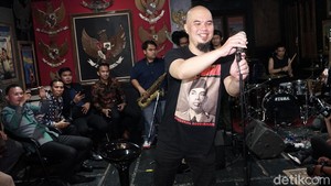 Ahmad Dhani kembali jadi sorotan setelah Lita Gading memastikan kasusnya harus terus berjalan. Foto: Palevi S/detikcom