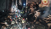 Korban tewas akibat insiden gedung ambruk ini menjadi tujuh orang. Para petugas penyelamat terus berupaya mengevakuasi jenazah korban tewas, yang salah satunya disebut sebagai seorang perawat yang sedang hamil.